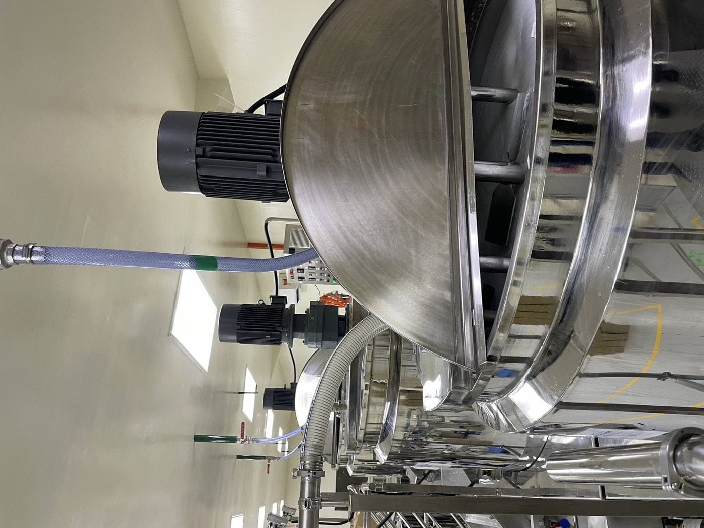 Laundry detergent batch mixing tank